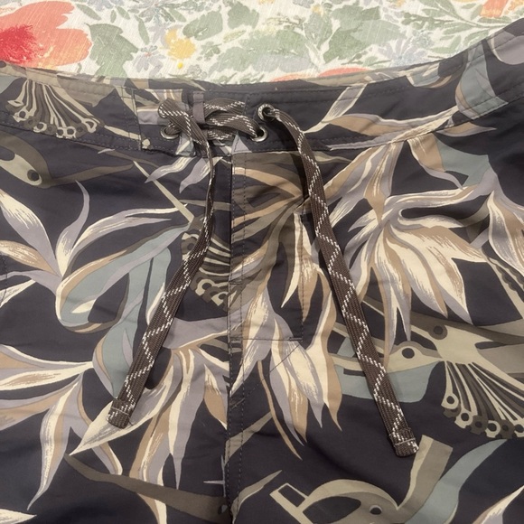Patagonia Swim Trunks Men 30 Blue Floral Bird Of Paradise Wavefarer Board Shorts - Picture 2 of 9